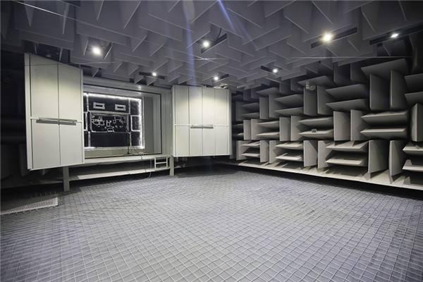 消音室主要是通過什么消音的？